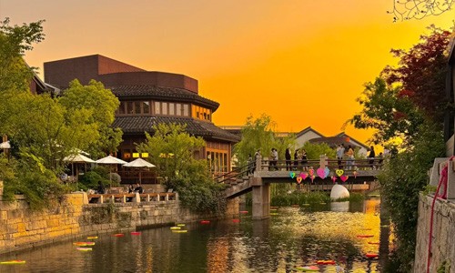 翁帆现身杨振宁葬礼,穿黑衣戴白花哭肿眼睛,站首位陪孩子们回礼